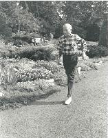 Fervent sportif, le gouverneur général Roland Michener courait quotidiennement quand il était à Rideau Hall. Date : Août 1967. Photographe : Duncan Cameron. Référence : Bibliothèque et Archives Canada, PA-117119.